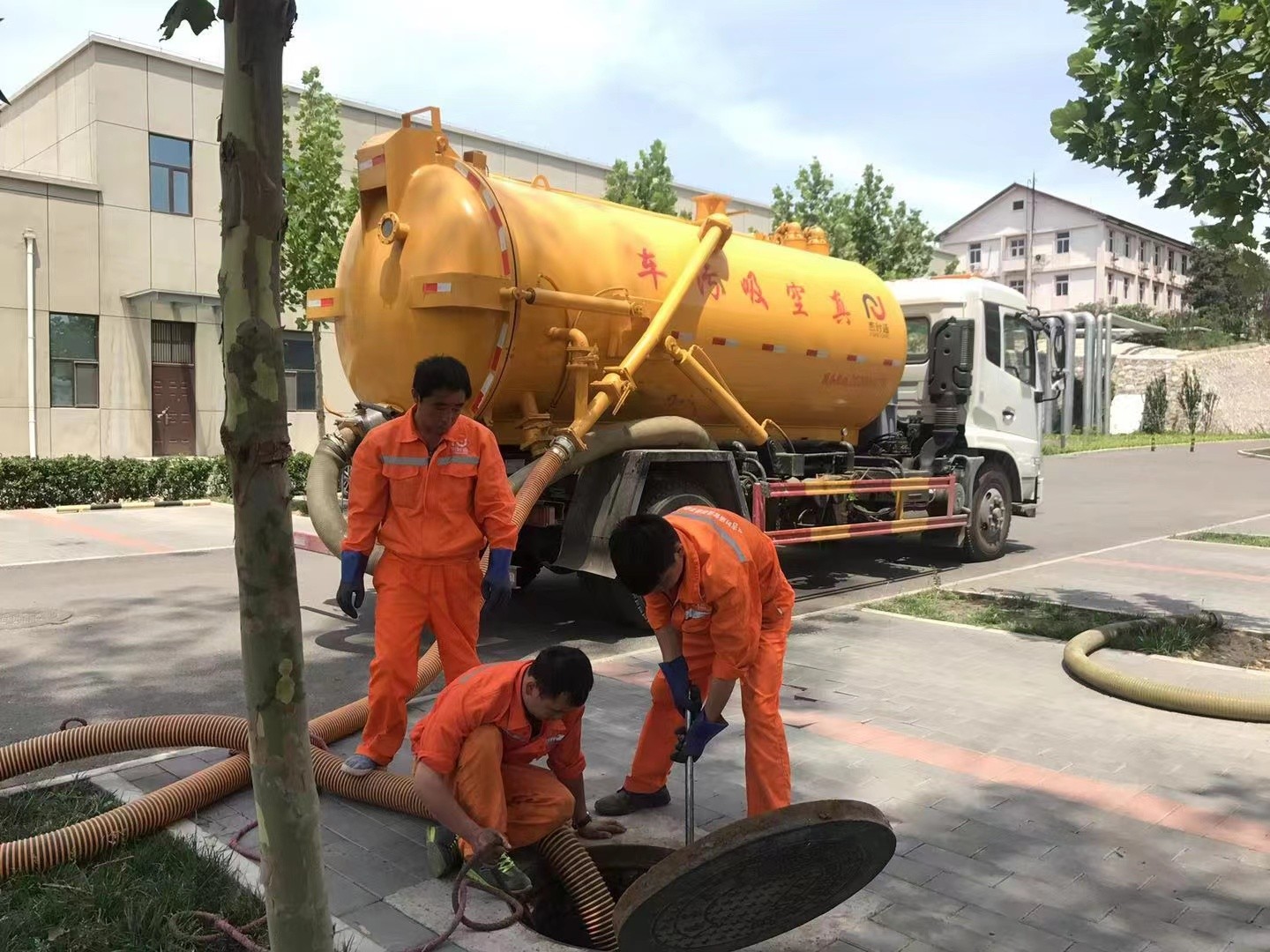 自流井管道疏通车停在窨井附近