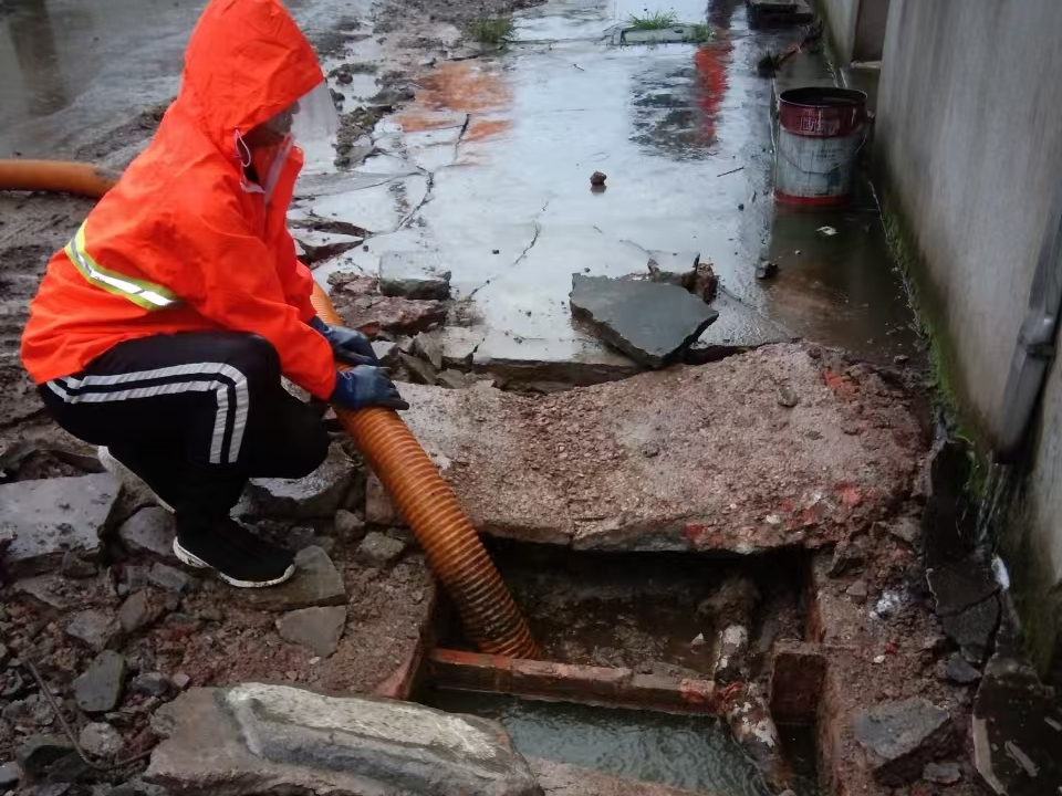 自流井专业清理污水池 炜誉市政以规范流程守护城市 “肠道”