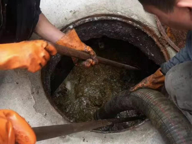 自流井清理化粪池时如何避免沼气的危害？